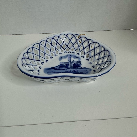 Delftware Holland Handpainted Blue and White Heart shaped Trinket Dish. (5-O) - Picture 3 of 5